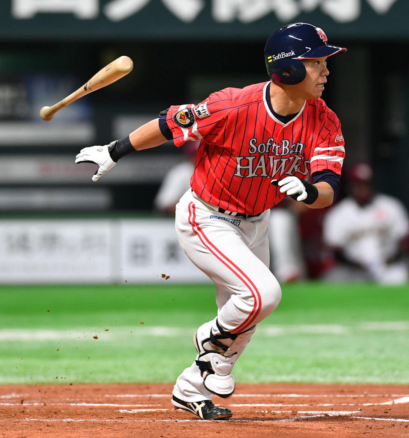 ソフトバンク対楽天　1回裏ソフトバンク1死満塁、長谷川は右中間へ走者一掃の先制適時二塁打を放つ（撮影・岩下翔太）