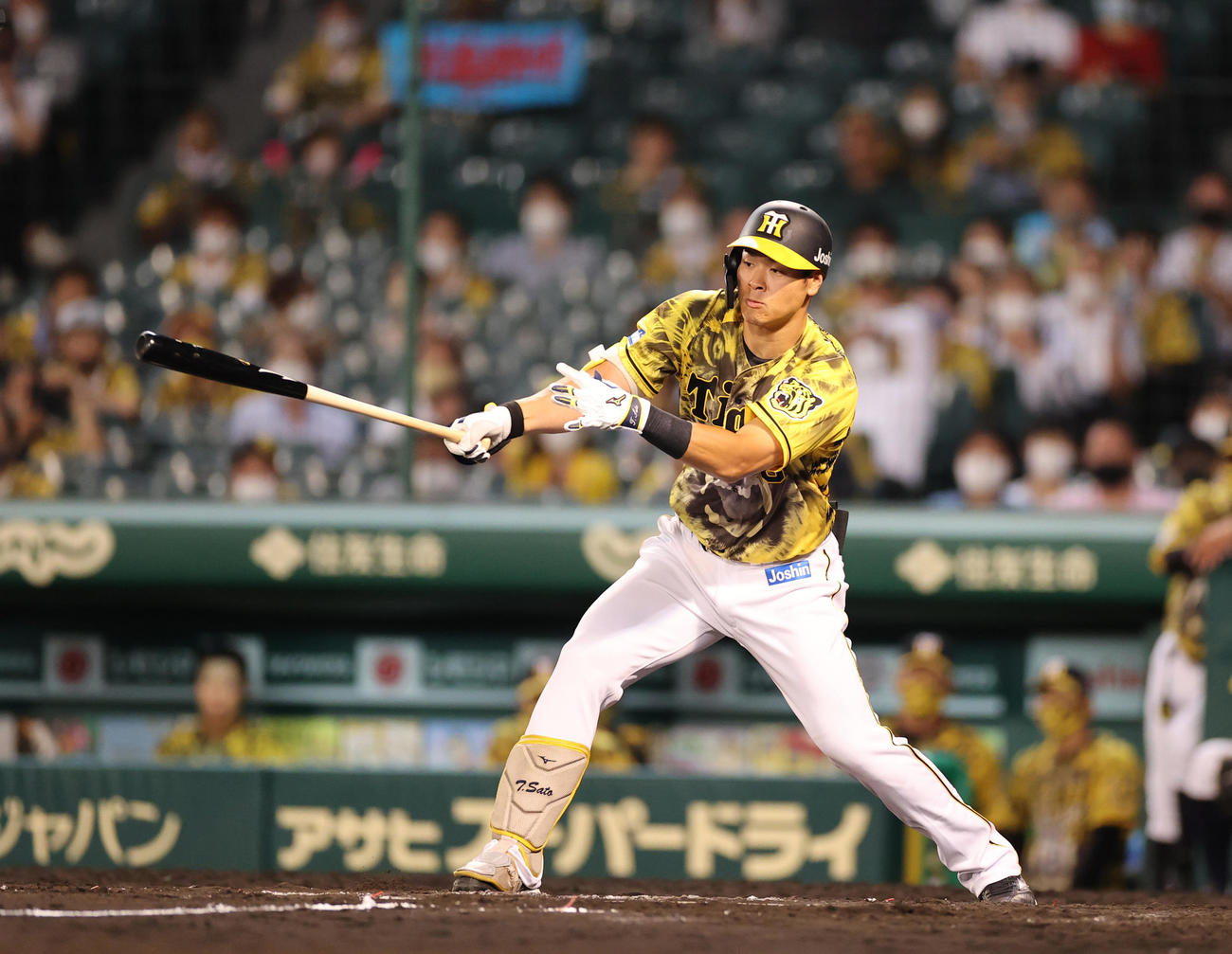 阪神対DeNA 9回裏阪神2死一塁、中前打を放つ佐藤輝（撮影・清水貴仁）