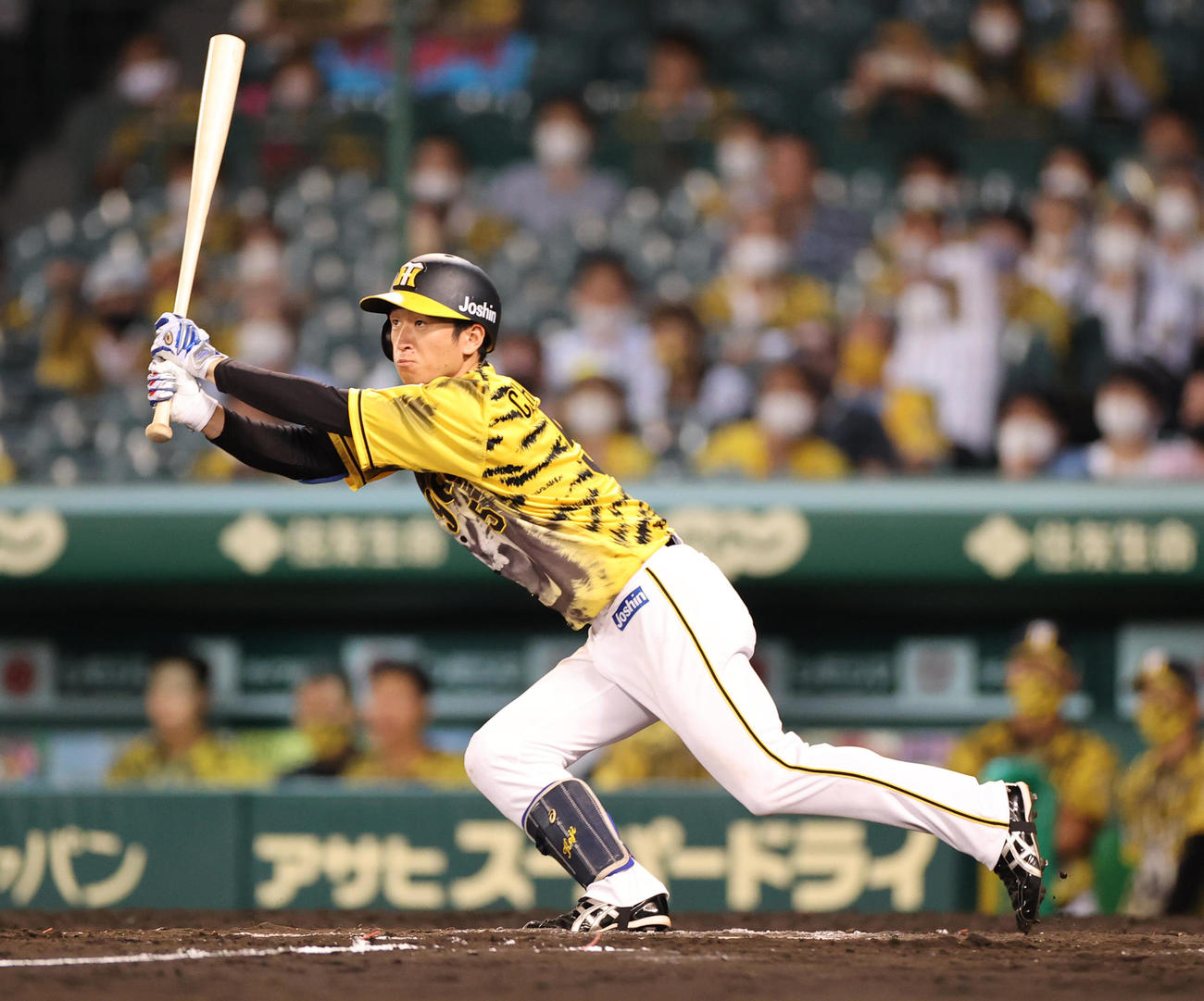 阪神対DeNA 9回裏阪神2死一、三塁、左前適時打を放つ近本（撮影・清水貴仁）
