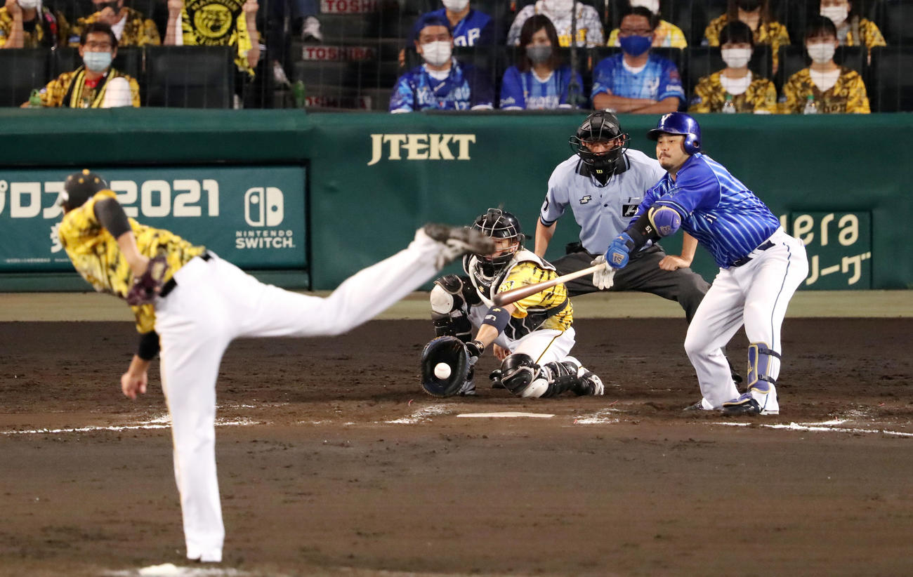 阪神対DeNA 8回表DeNA1死、宮崎は藤浪の前に空振り三振（撮影・加藤哉）