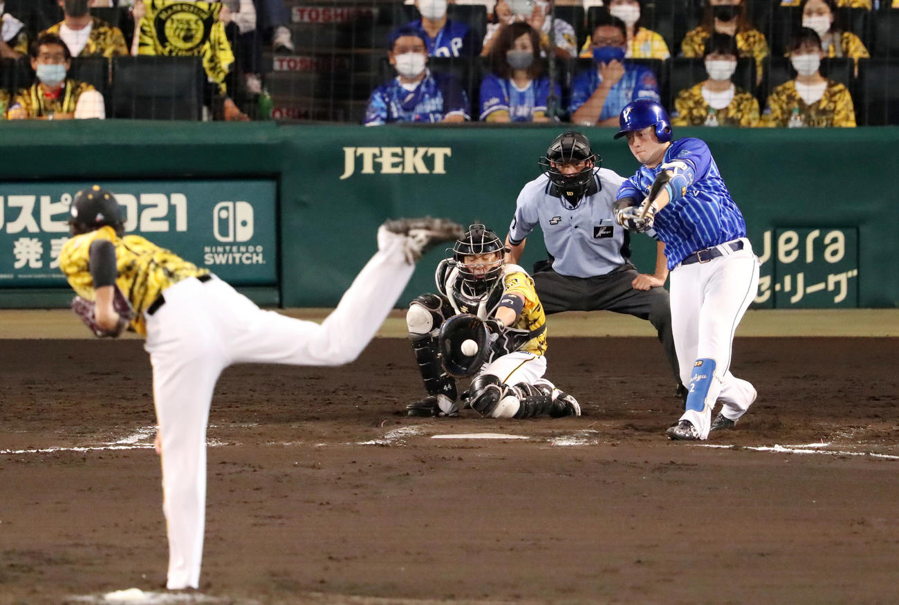 阪神対DeNA 8回表DeNA2死、牧は藤浪の前に空振り三振（撮影・加藤哉）