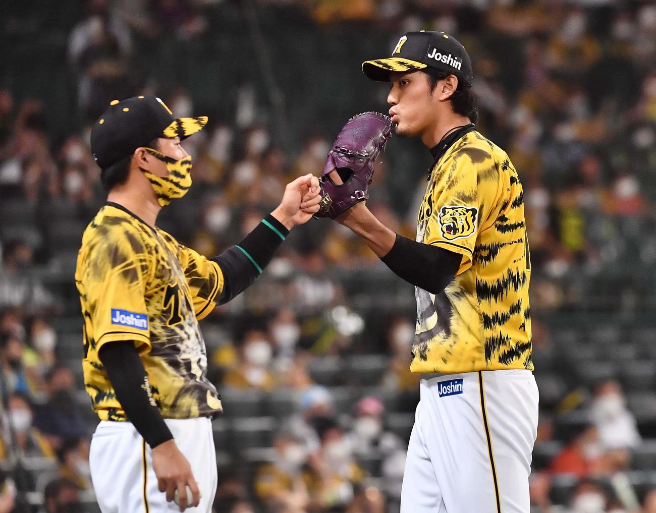 阪神対DeNA　阪神2番手の藤浪は3者三振を奪い涼しい表情でベンチに引き揚げる（撮影・上田博志）