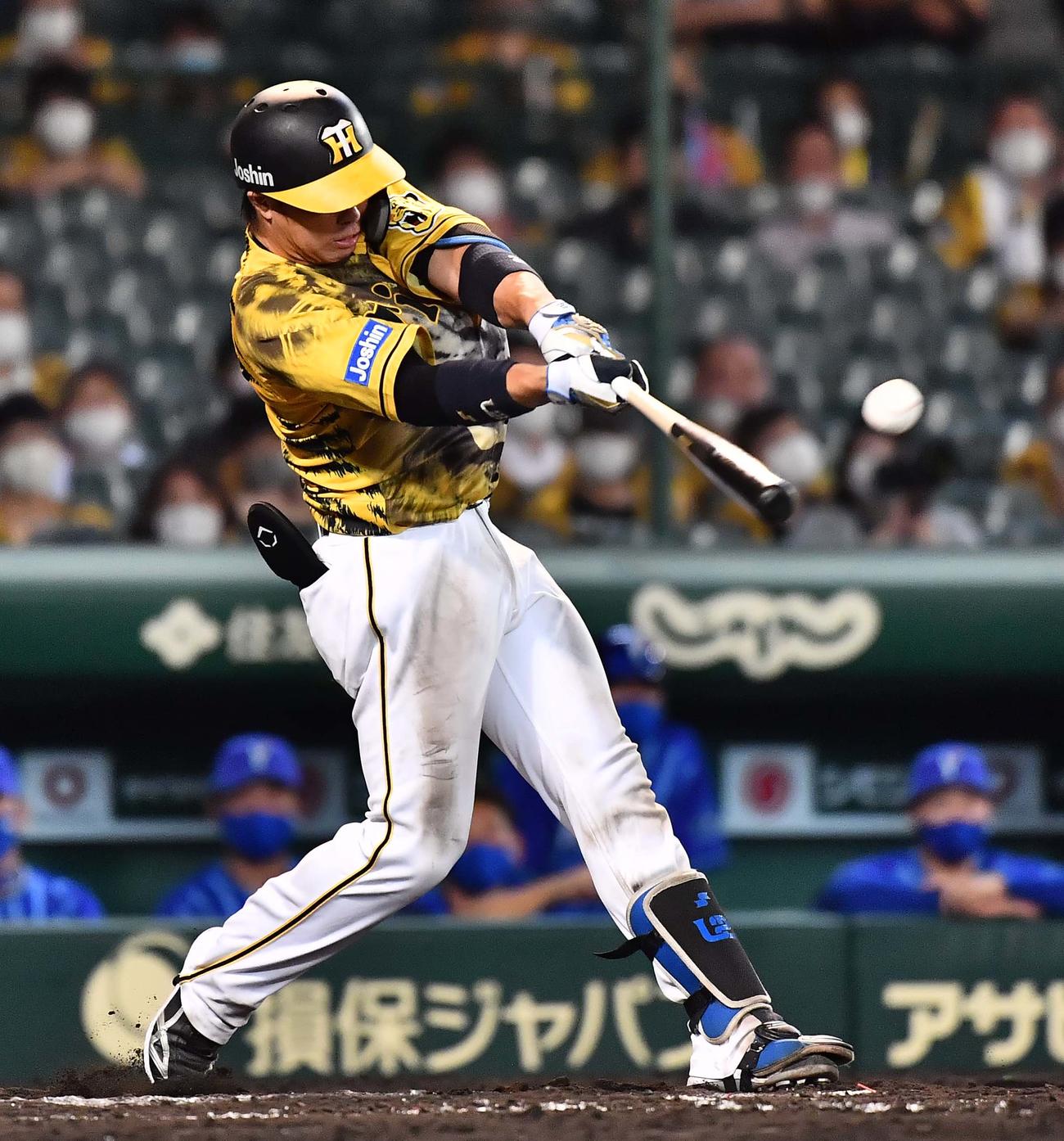 阪神対DeNA 9回裏阪神1死、右前安打を放つ梅野（撮影・上田博志）