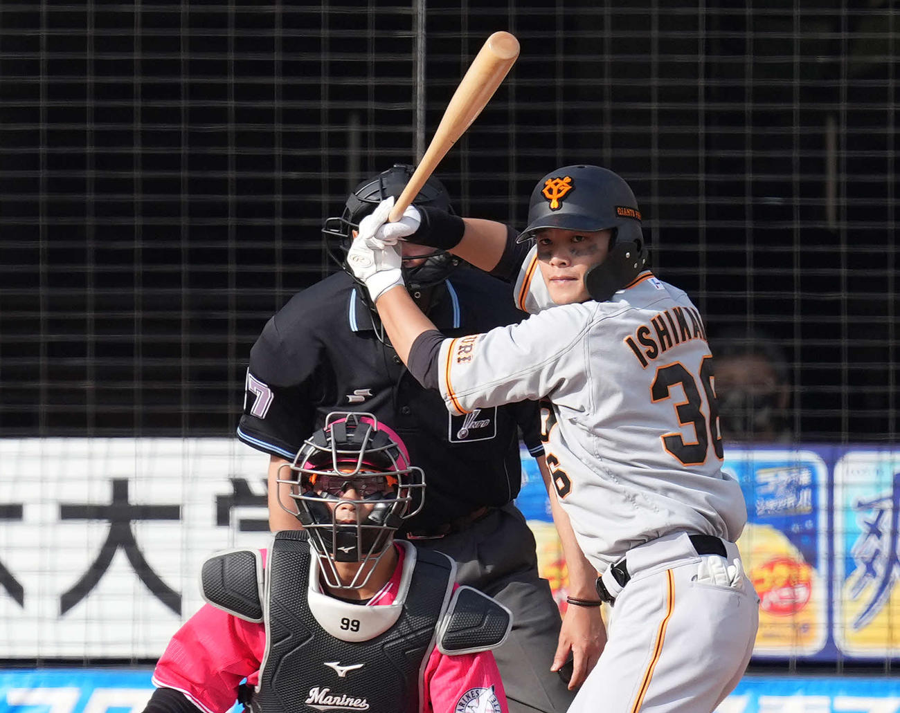 ロッテ対巨人　6回表、打席に立つ巨人石川慎吾　打撃フォーム＝2021年6月13日