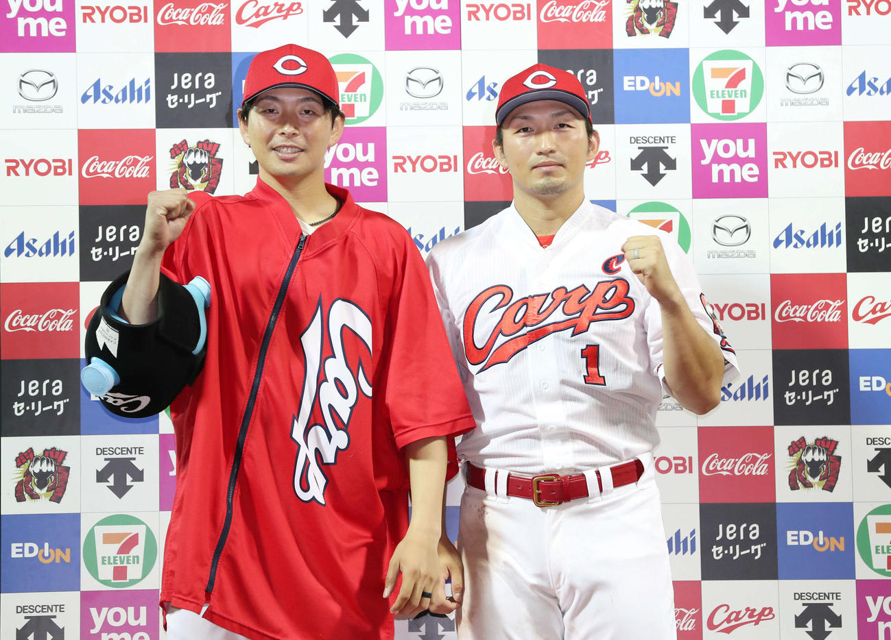 広島対中日　お立ち台でポーズを決める大瀬良（左）と鈴木誠（右）