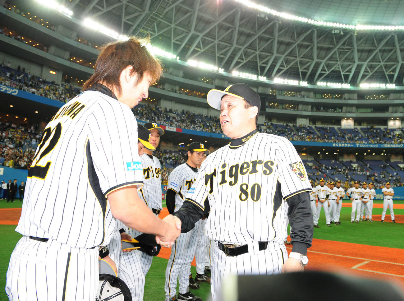 セCS第1S　阪神対中日3回戦　試合後、整列した藤川球児と握手をかわし涙を流す阪神・岡田彰布監督（右）（2008年10月20撮影）