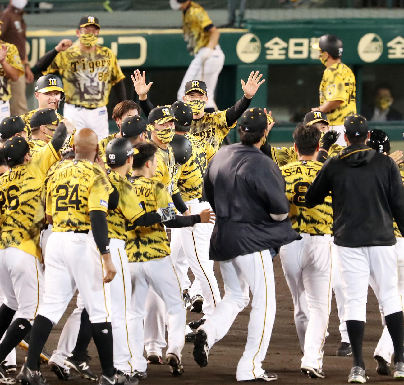 阪神対DeNA 9回裏阪神2死一、三塁、矢野監督はサヨナラ中前適時打を放った大山らナインを笑顔で迎える（撮影・加藤哉）