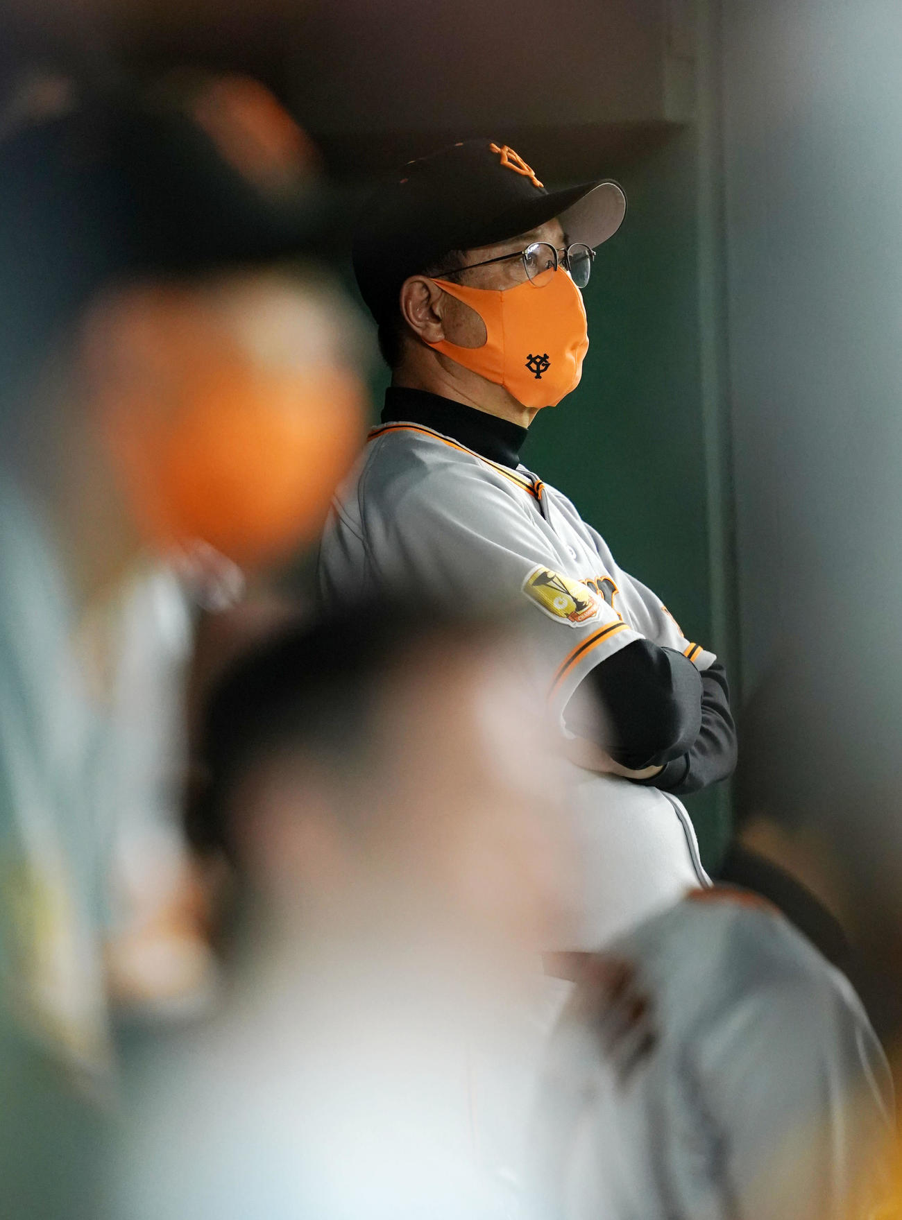 巨人対ヤクルト　険しい表情で試合を見つめる巨人原監督（撮影・横山健太）