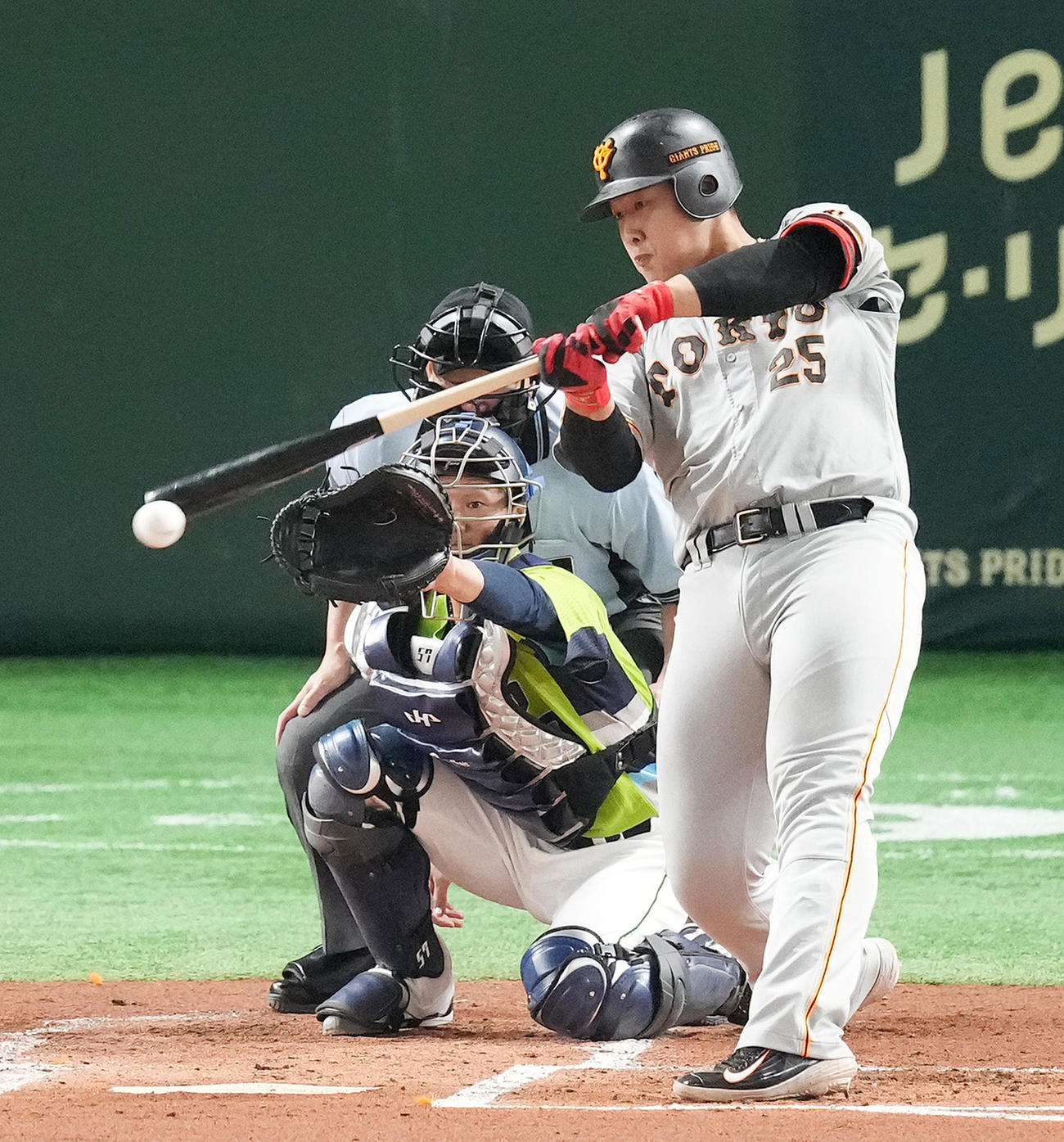 巨人対ヤクルト　1回裏巨人2死、右前打を放つ岡本（撮影・菅敏）