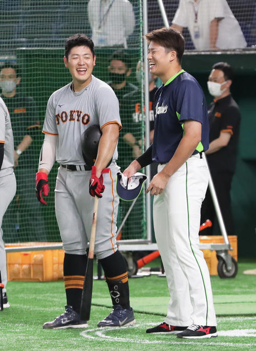 試合前、談笑する巨人岡本和（左）とヤクルト村上（撮影・足立雅史）