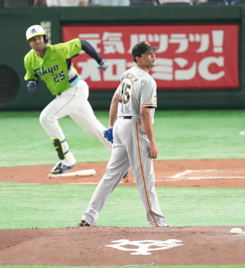 巨人対ヤクルト　2回表ヤクルト1死、サンタナ（左）に本塁打を打たれるサンチェス（撮影・菅敏）