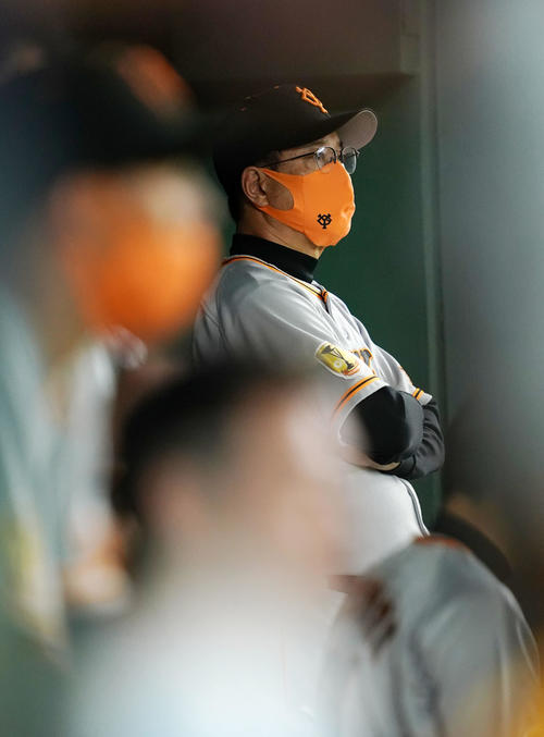 巨人対ヤクルト　険しい表情で試合を見つめる巨人原監督（撮影・横山健太）