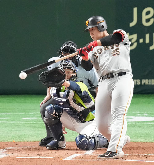 巨人対ヤクルト　1回裏巨人2死、右前打を放つ岡本（撮影・菅敏）
