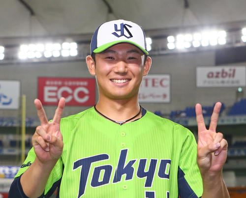巨人対ヤクルト　東京ドーム初登板で4勝目を挙げたヤクルト奥川はダブルピースで笑顔を見せる（撮影・足立雅史）