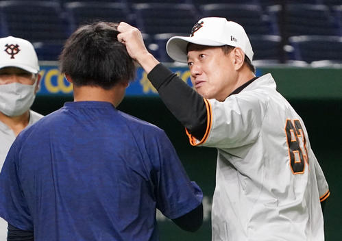 巨人対ヤクルト　パーマをかけたヤクルト田口（左）の髪をイジる巨人原監督（撮影・横山健太）