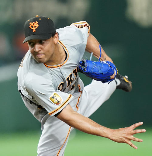 巨人対ヤクルト　力投する巨人先発のサンチェス（撮影・横山健太）