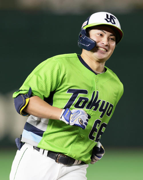 巨人対ヤクルト　2回表ヤクルト1死、右越え本塁打を放ち笑顔を見せる吉田大（撮影・足立雅史）