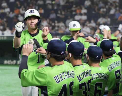 巨人対ヤクルト　4回表ヤクルト2死一、二塁、3点本塁打を放ちポーズを決める山田（撮影・足立雅史）