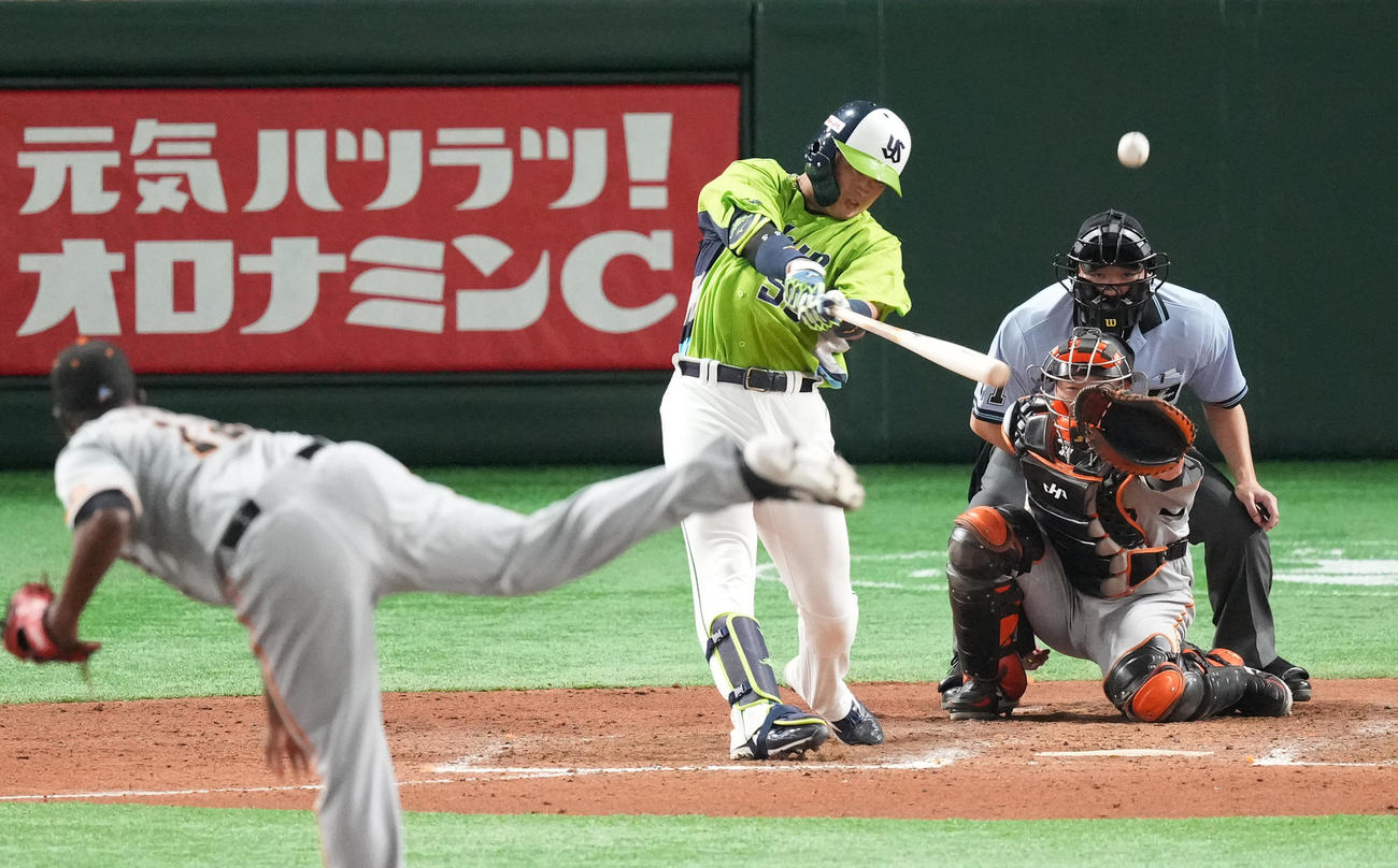 巨人対ヤクルト　8回表ヤクルト2死二塁、左へ2点本塁打を放つ村上（撮影・菅敏）