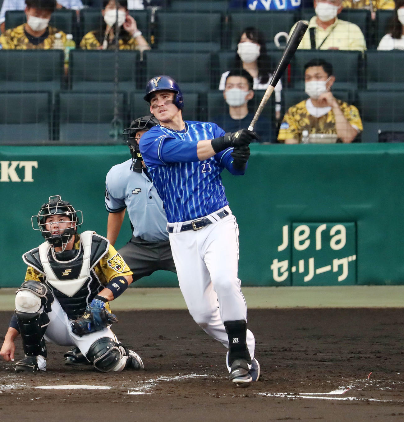 阪神対DeNA 3回表DeNA1死、右越え本塁打を放つオースティン（撮影・加藤哉）