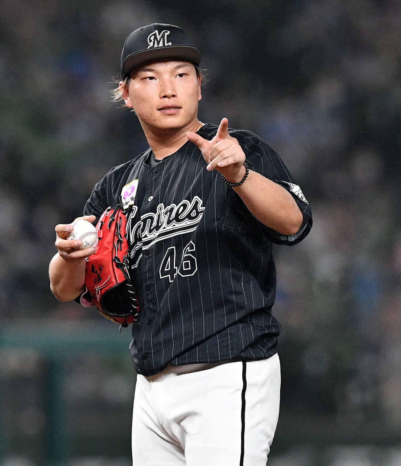 西武対ロッテ　ナインを指さすロッテ先発の岩下（撮影・滝沢徹郎）
