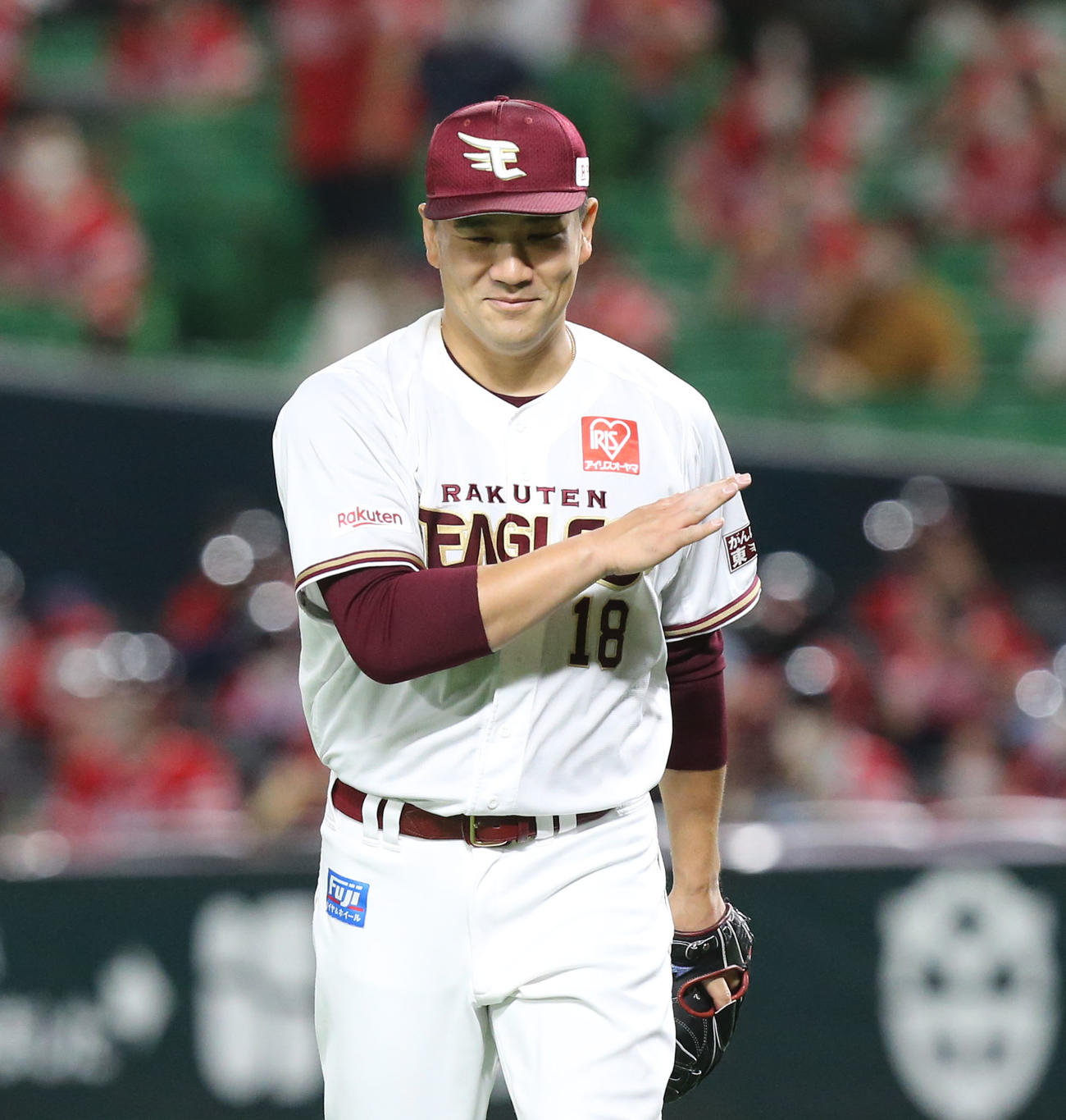 ソフトバンク対楽天　5回裏を投げ終え笑顔を見せる田中将（撮影・屋方直哉）