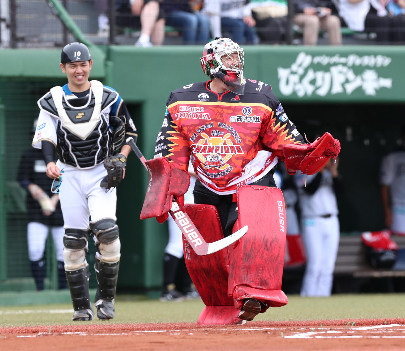 日本ハム対オリックス　始球式を終え引き揚げるひがし北海道クレインズの脇本（撮影・佐藤翔太）