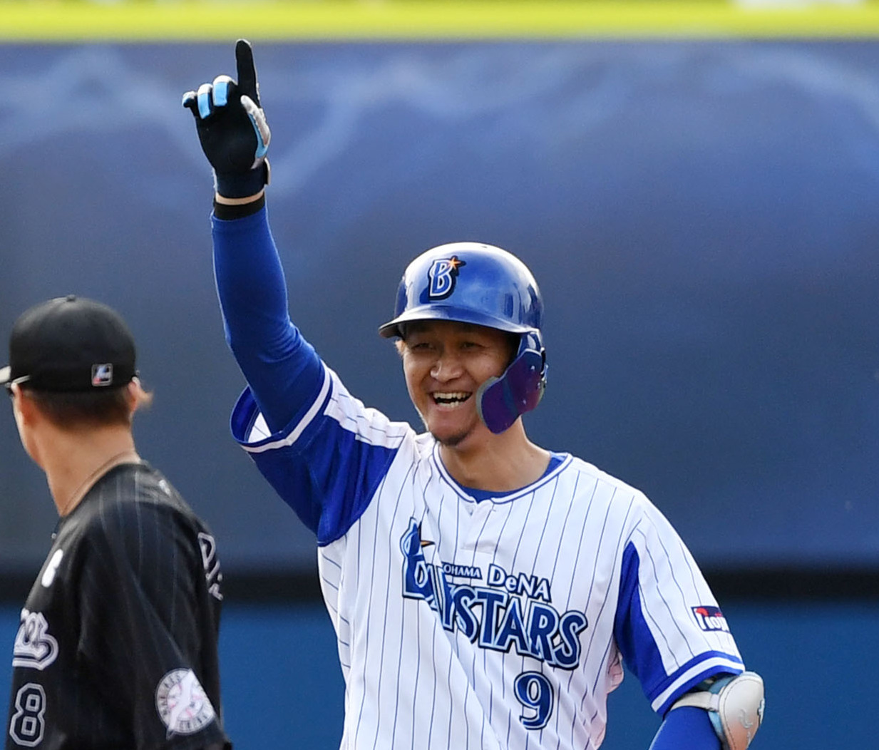 2021年6月6日　9回裏DeNA2死二塁、サヨナラとなる左越え適時二塁打を放ち笑顔を見せる大和