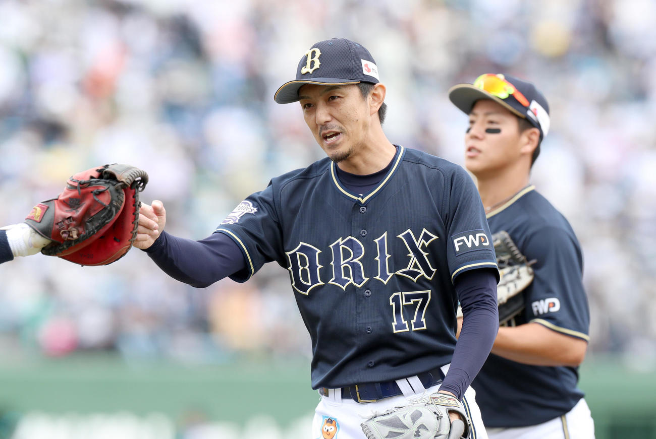 日本ハム対オリックス　1回裏を無失点に抑えベンチに戻るオリックス増井（撮影・佐藤翔太）