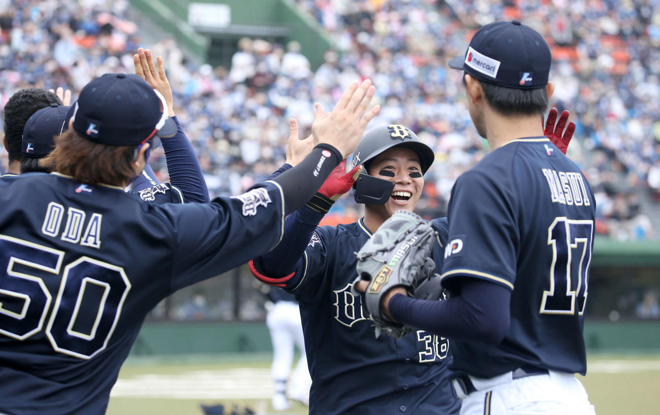 日本ハム対オリックス　1回表オリックス2死一塁、来田（中央）は右越え2点本塁打を放ちチームメートに出迎えられる（撮影・佐藤翔太）