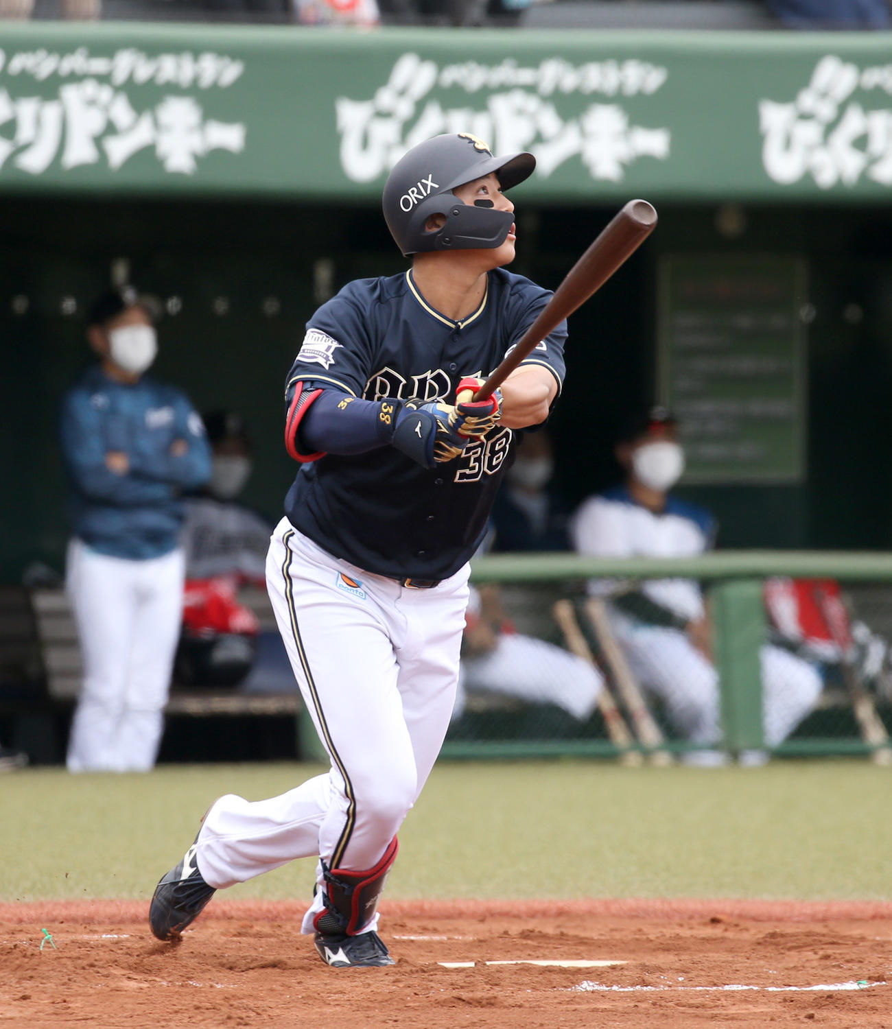 日本ハム対オリックス　1回表オリックス2死一塁、来田は右越え2点本塁打を放つ（撮影・佐藤翔太）