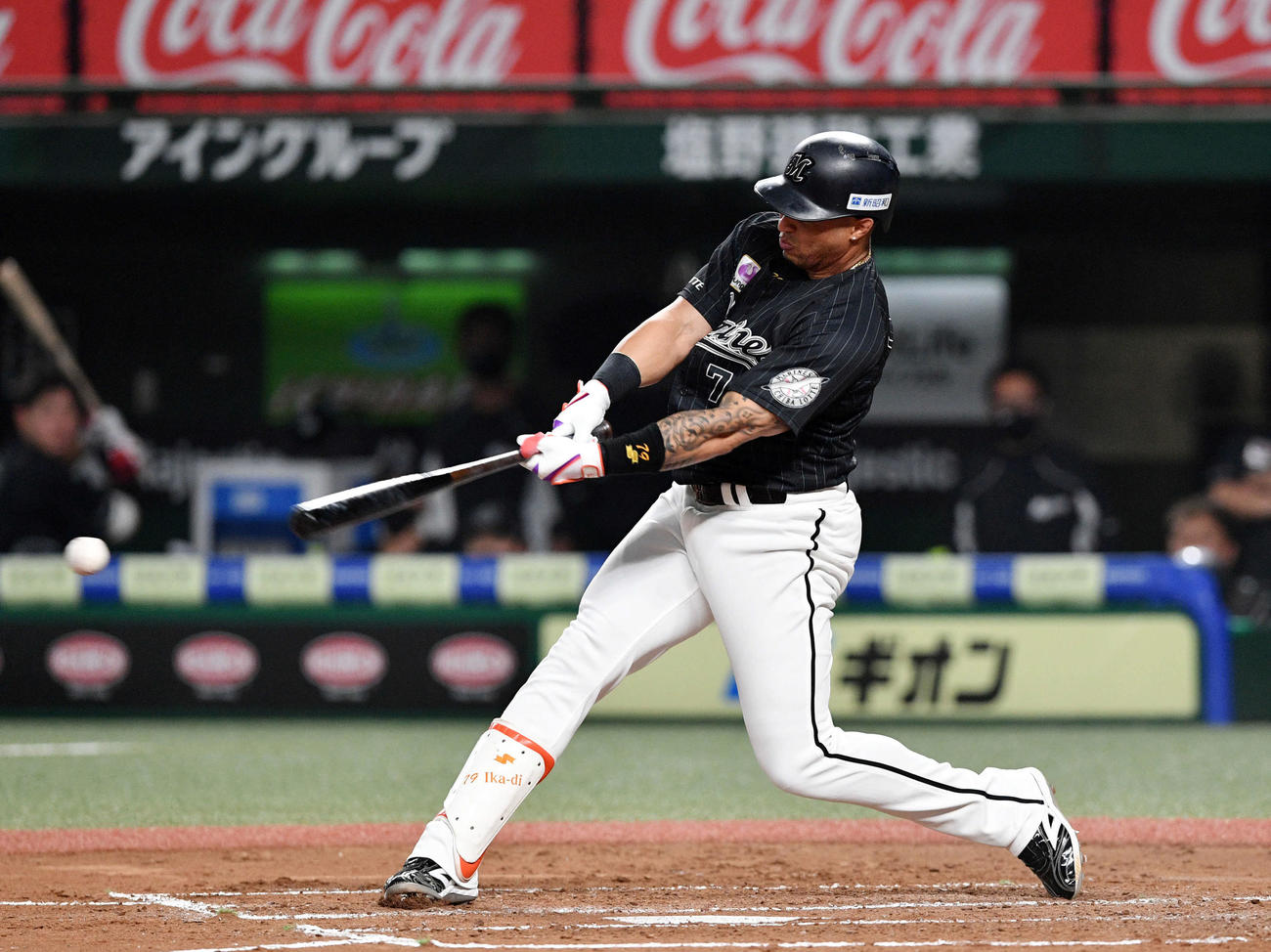 西武対ロッテ　2回表ロッテ2死満塁、マーティンは右越えに満塁本塁打を放つ（撮影・滝沢徹郎）