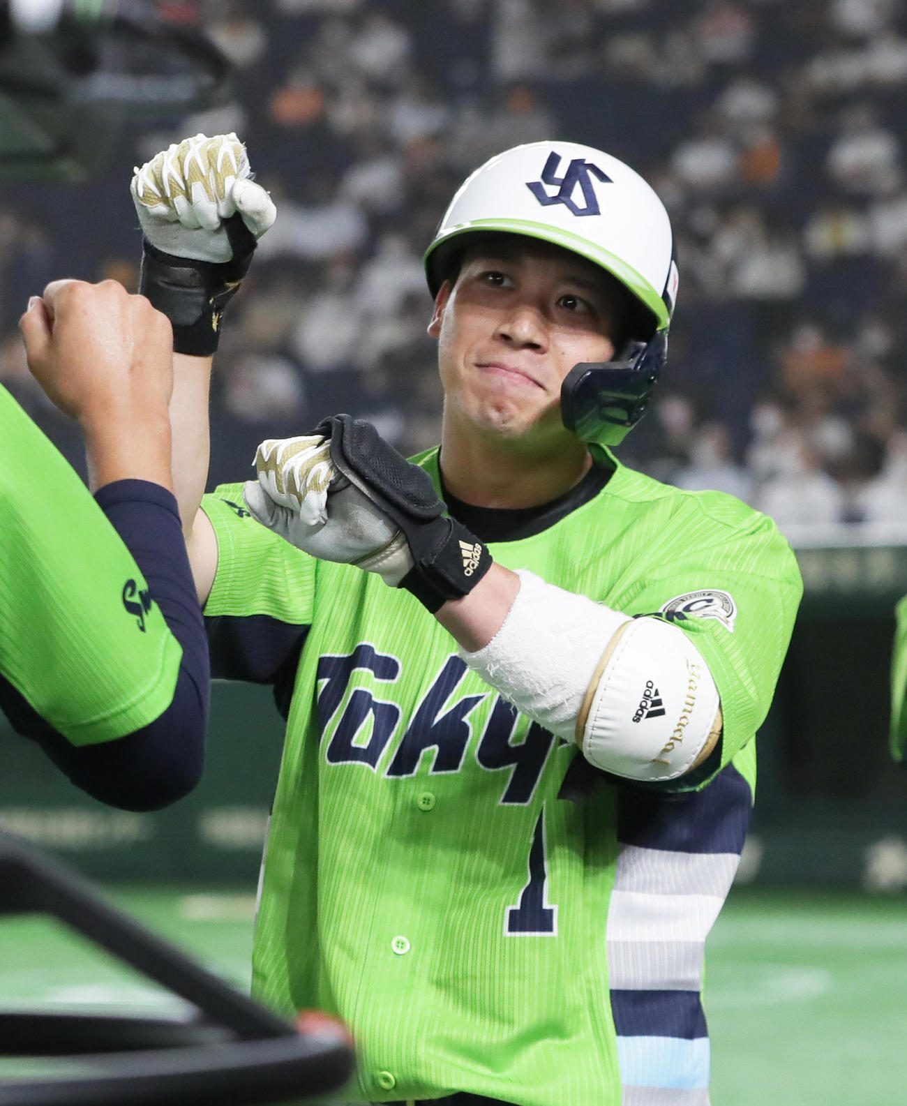 巨人対ヤクルト　4回表ヤクルト2死一、二塁、3点本塁打を放ちポーズを決める山田（撮影・足立雅史）
