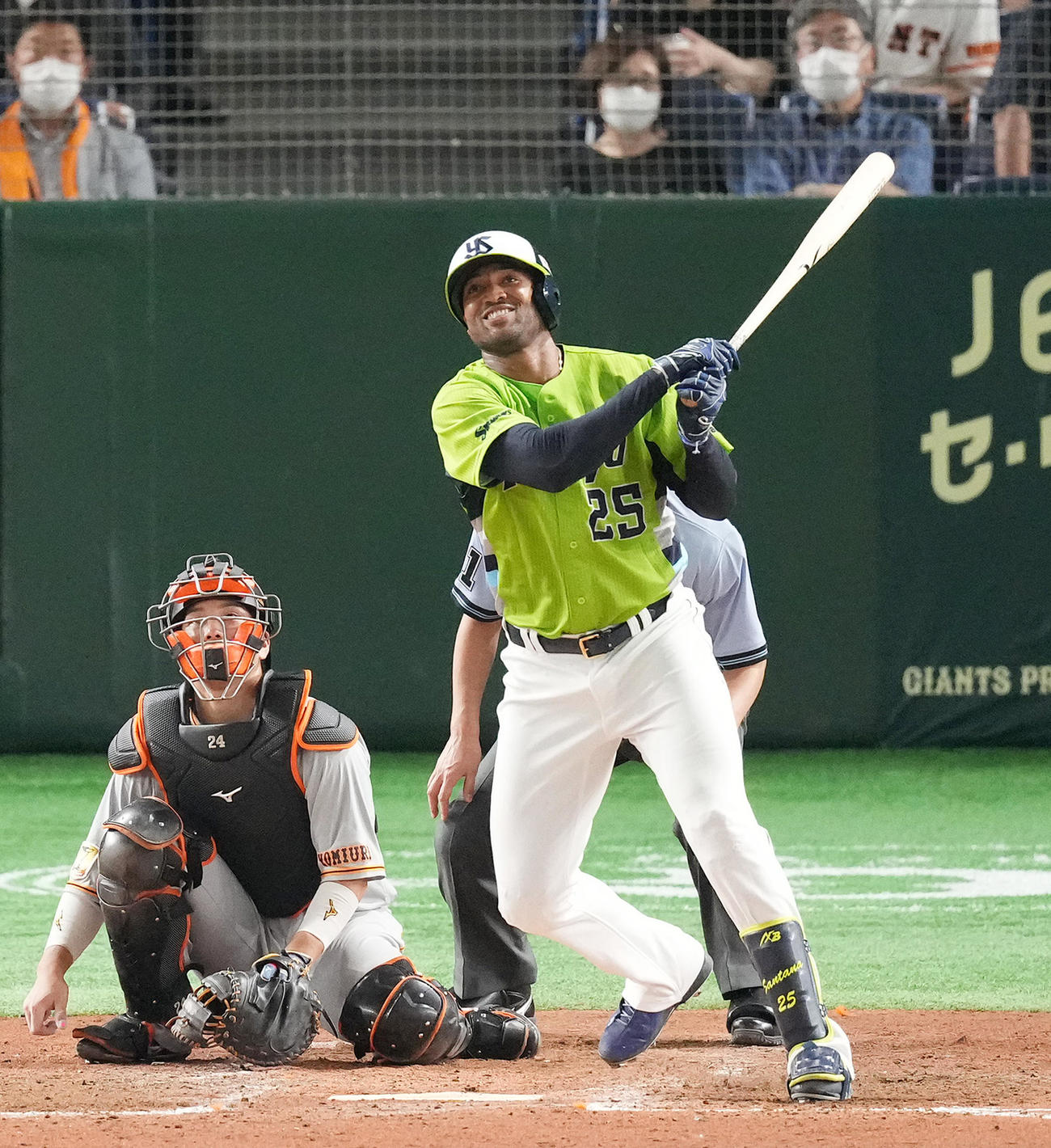 巨人対ヤクルト　5回表ヤクルト1死、右中間に本塁打を放つサンタナ（撮影・菅敏）