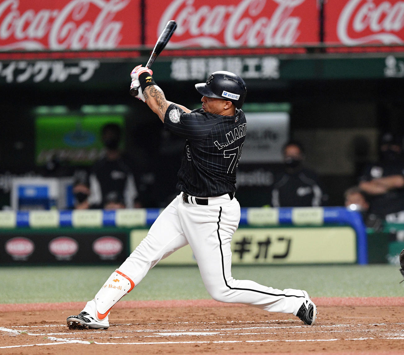 西武対ロッテ　2回表ロッテ2死満塁、マーティンは右越えに満塁本塁打を放つ（撮影・滝沢徹郎）