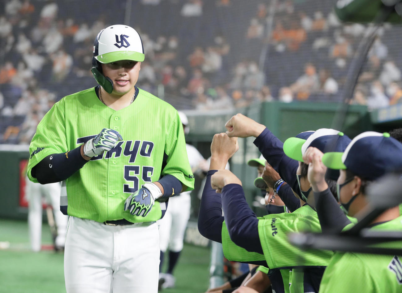 巨人対ヤクルト　2回表ヤクルト無死、右中間へ本塁打を放ちタッチを交わす村上（撮影・足立雅史）