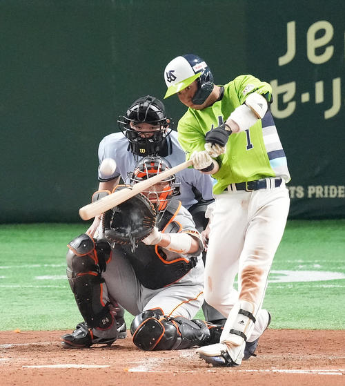 巨人対ヤクルト　4回表ヤクルト2死一、二塁、左越えに3点本塁打を放つ山田（撮影・菅敏）