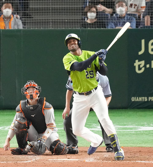 巨人対ヤクルト　5回表ヤクルト1死、右中間に本塁打を放つサンタナ（撮影・菅敏）