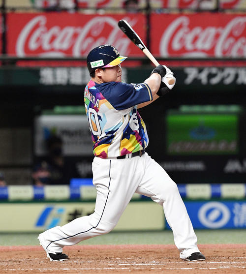 西武対ロッテ　5回裏西武無死一、二塁、中村は右越え3点本塁打を放つ（撮影・滝沢徹郎）