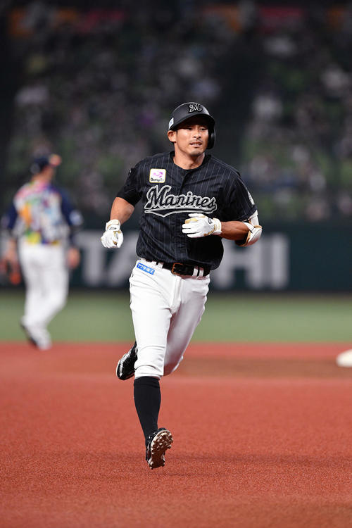 西武対ロッテ　1回表ロッテ無死、先制のソロ本塁打を放った荻野はベースを回る（撮影・滝沢徹郎）