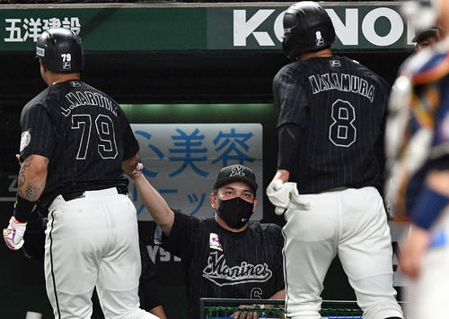 西武対ロッテ　2回表ロッテ2死満塁、満塁本塁打を放ったマーティン（左手前）とタッチを交わす井口監督（奥）（撮影・滝沢徹郎）