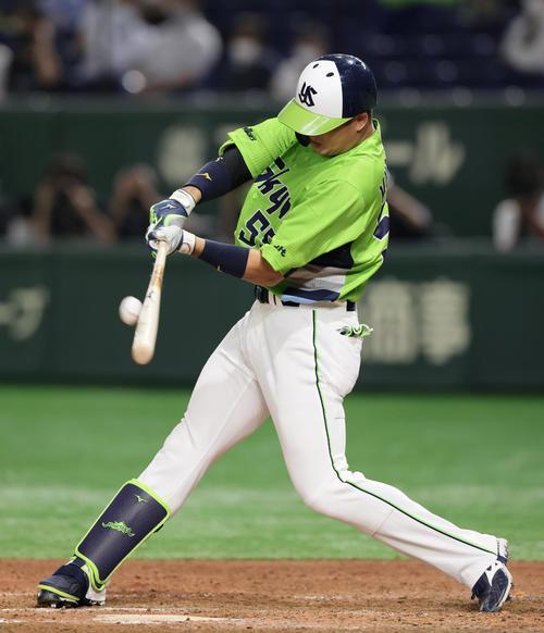 巨人対ヤクルト　8回表ヤクルト2死二塁、左中間へ2点本塁打を放つ村上（撮影・足立雅史）
