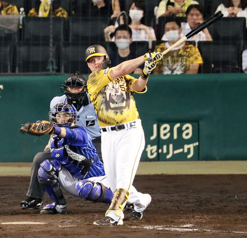 阪神対DeNA 9回裏阪神無死、サンズは左越え本塁打を放つ、投手は桜井（撮影・加藤哉）