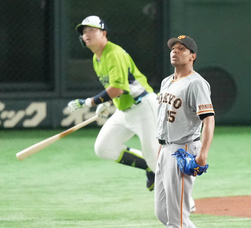 巨人対ヤクルト　2回表ヤクルト無死、村上（左）に同点の本塁打を打たれるサンチェス（撮影・菅敏）
