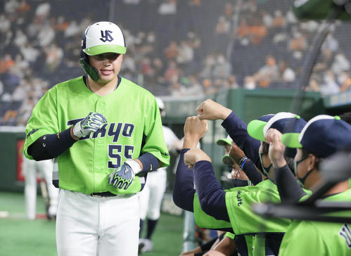 巨人対ヤクルト　2回表ヤクルト無死、右中間へ本塁打を放ちタッチを交わす村上（撮影・足立雅史）