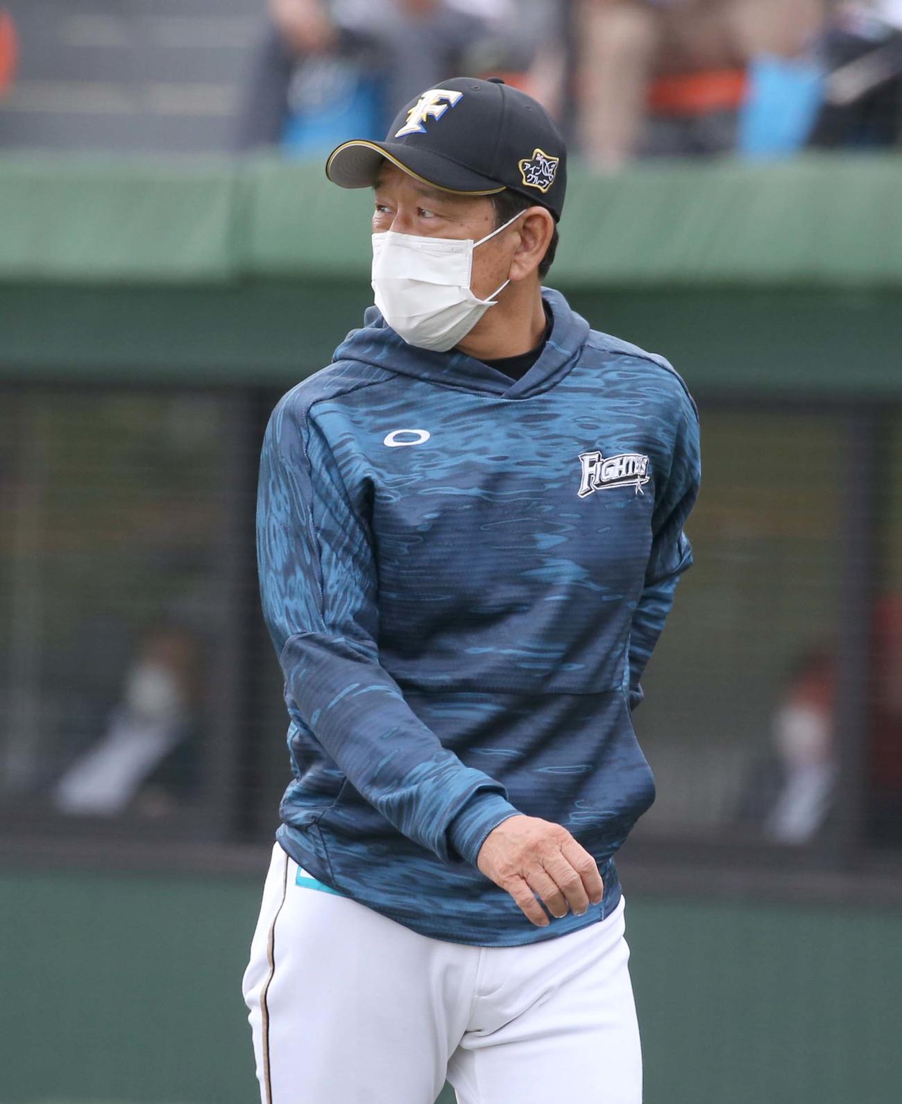 日本ハム対オリックス　渋い表情で選手交代を告げる栗山監督（撮影・黒川智章）