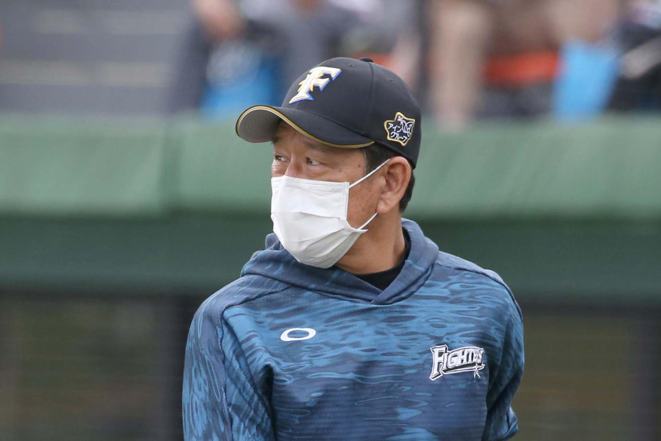 日本ハム対オリックス　渋い表情で選手交代を告げる栗山監督（撮影・黒川智章）
