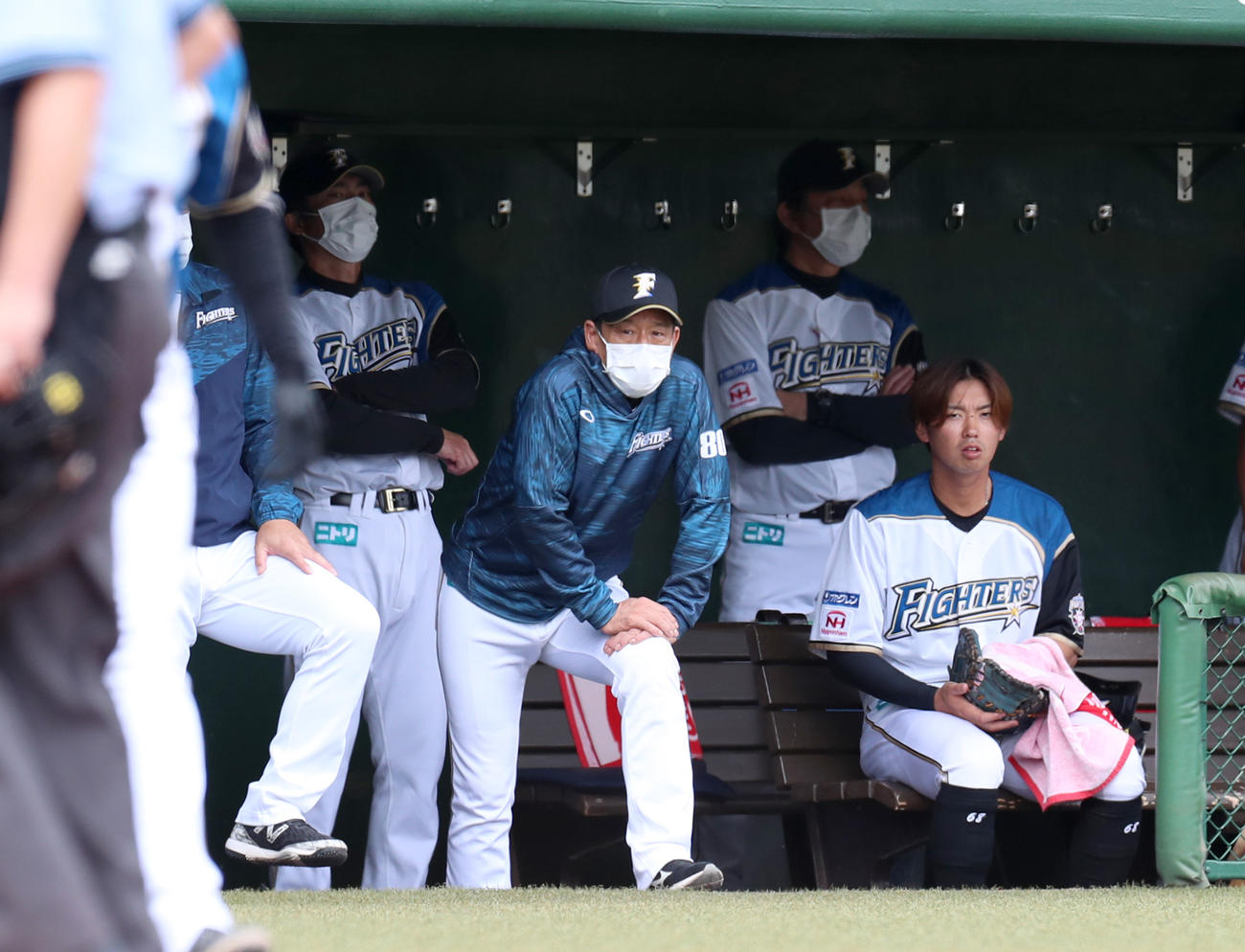日本ハム対オリックス　険しい表情の日本ハム栗山監督（中央）（撮影・佐藤翔太）