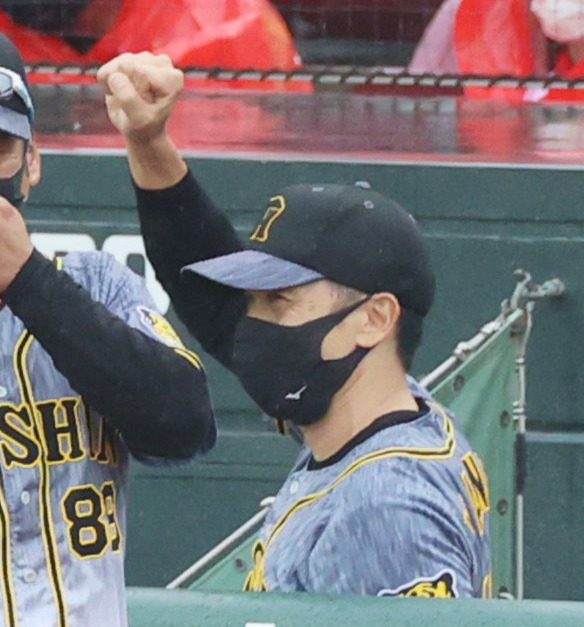 笑顔でガッツポーズをみせる阪神矢野耀大監督（2021年7月3日撮影）