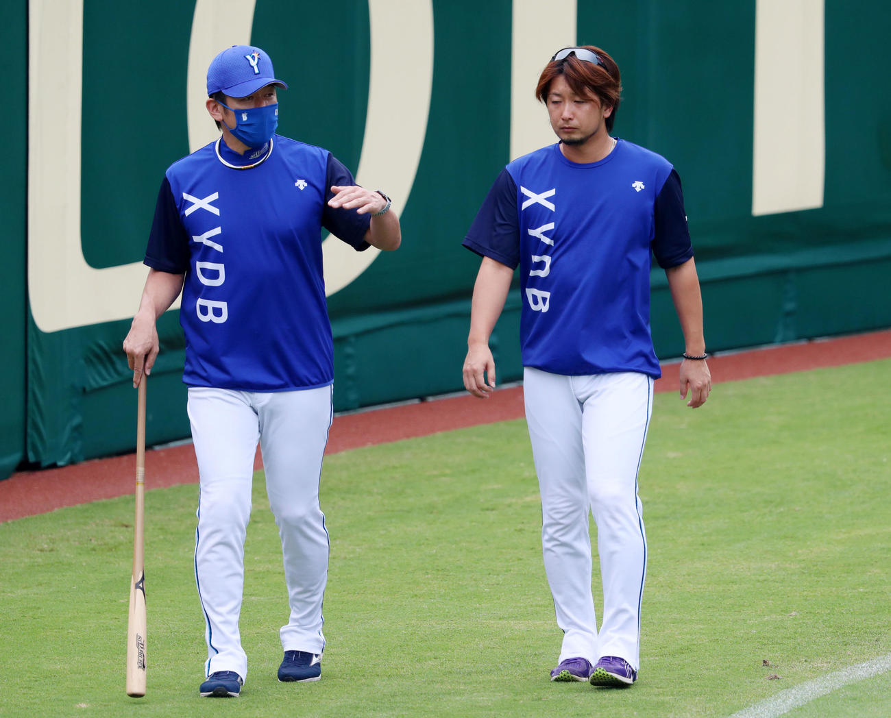 阪神対DeNA　練習時、三浦監督（左）と話しながら外野を歩く三嶋（撮影・加藤哉）